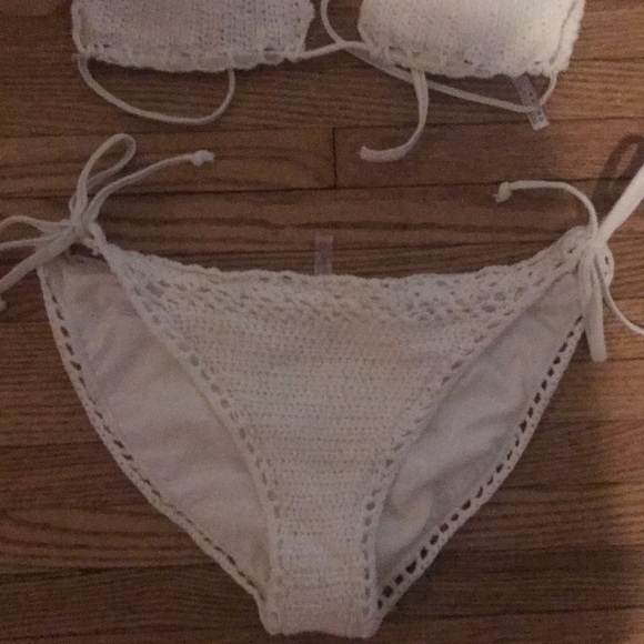 Pure white crocheted bikini. From Arden’s paid 35.00$. Small top, medium bottom - Picture 3 of 6